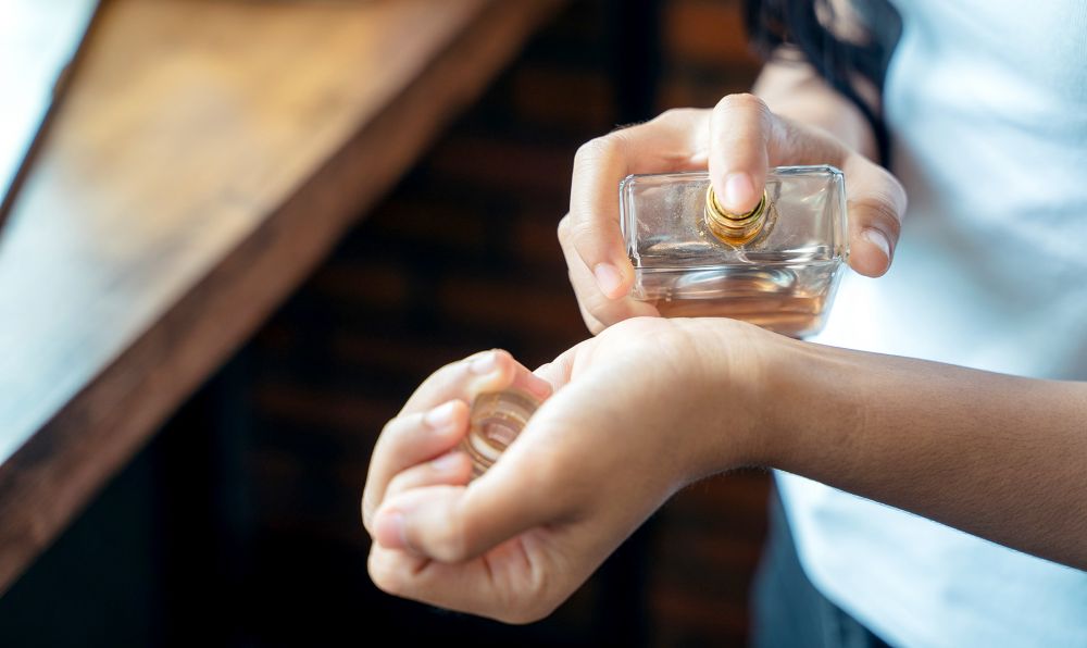 Astuces pour faire durer son parfum éviter les frictions des poignets